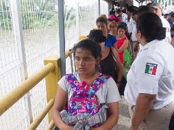 Informó que en el municipio de Ciudad Hidalgo, Chiapas, personal del Instituto Nacional de Migración atiende a los migrantes. EFE / M. Ascencio