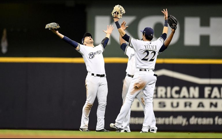 Jugadores de los Cerveceros festejan tras derrotar ayer por la noche a los Dodgers, manteniendo vivas sus esperanzas de alcanzar la Serie Mundial. AFP/S. Revere