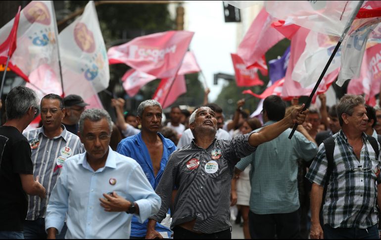 Se cree que un grupo de empresarios financia de manera ilícita una red que envía “millones de mensajes mentirosos por WhatsApp con ataques al PT y su abanderado”. EFE/M. Sayao
