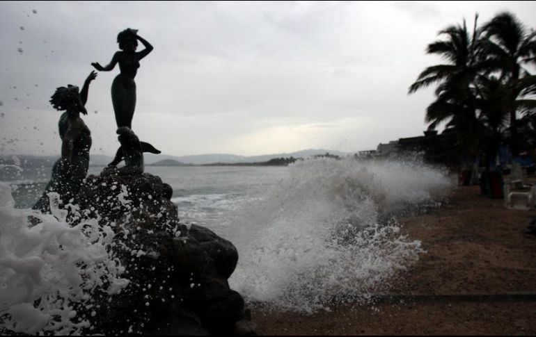 La depresión tropical 24-E ocasiona oleaje de uno a dos metros de altura, con posible formación de trombas marinas frente a las costas de Jalisco, Colima y Michoacán. EL INFORMADOR / ARCHIVO