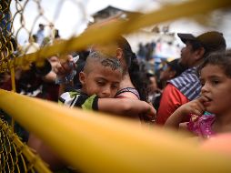 Cientos de migrantes hondureños permanecen varados en uno de los puentes que atraviesa el río Suchiate, frontera natural entre Guatemala y México. EFE / E. Bercían