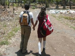 El especialista señala que la edad promedio en el que inician su vida sexual es de 14.6 años de edad en las adolescentes y 90 por ciento han recibido información sexual aunque menos de la mitad usa algún método anticonceptivo. EL INFORMADOR / ARCHIVO