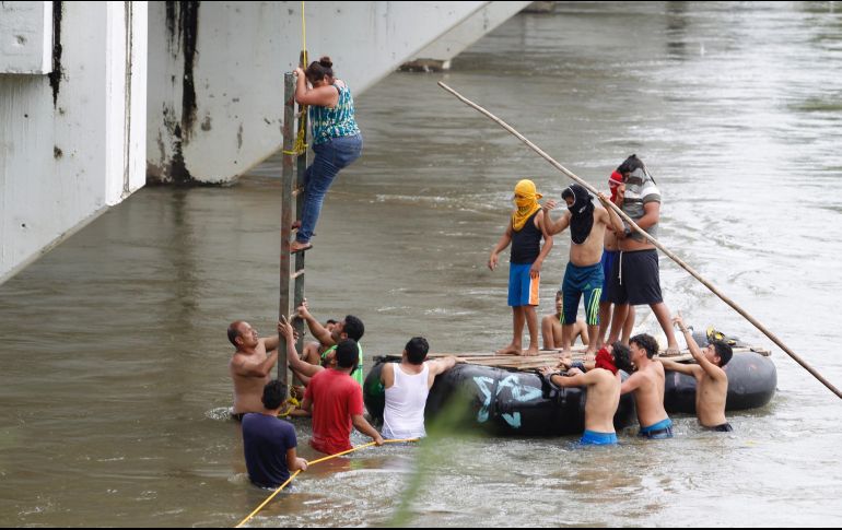  De manera extraoficial se habla de que la caravana de migrantes alcanza las cinco mil personas con independencia de los casi 500 que ya esperan a sus compañeros en el parque de Ciudad Hidalgo. NTX/ O. Ramírez