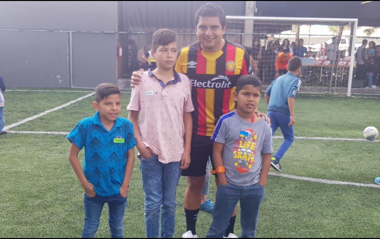 Al evento acudieron jugadores del equipo de Leones Negros de la UdeG, quienes atendieron una sesión de preguntas y respuestas. En la imagen posa el mediocampista Jorge Mora. EL INFORMADOR / A. Ramírez