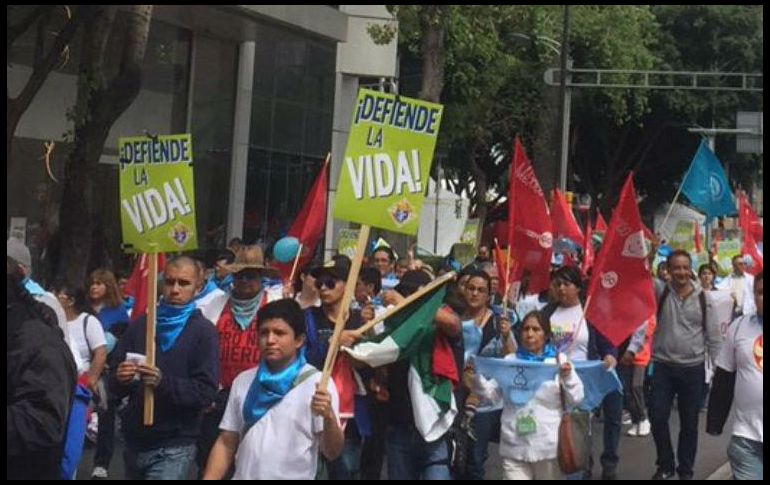 Al rededor de mil manifestantes caminan sobre la avenida Insurgentes; algunas consignas escritas en sus pancartas son 