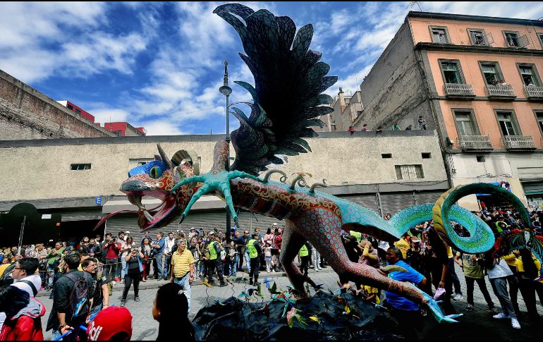 Las figuras son realizadas por artesanos, artistas, museos, galerías, hoteles, restaurantes, empresas e instituciones públicas y privadas; cada alebrije inscrito participa por los tres primeros lugares del concurso. AFP/A. Estrella