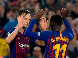 Rakitic (I) celebra tras anotar el cuarto gol del Barcelona al 88'. AFP/L. Gene