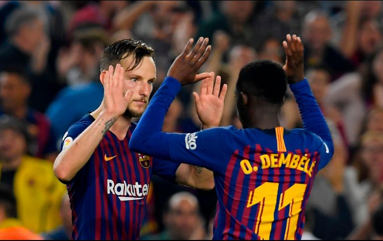 Rakitic (I) celebra tras anotar el cuarto gol del Barcelona al 88'. AFP/L. Gene