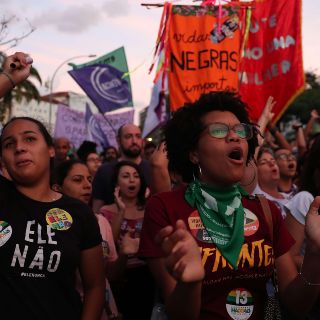 Mujeres protestan en Brasil por posible triunfo de Bolsonaro