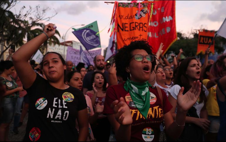 Manifestantes gritan consignas durante un acto contra la candidatura del ultraderechista Jair Bolsonaro (PSL) en Lapa, barrio bohemio de Río de Janeiro. EFE/M. Sayao