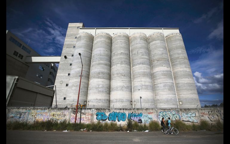 No todas las pintas en la metrópoli tienen la intención de increpar. En ocasiones el corazón se impone a todo y los mensajes de amor también emergen de las latas en aerosol. EL INFORMADOR / F. Atilano