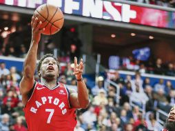 Kyle Lowry (#7) fue el líder anotador de los Raptors al aportar 28 puntos ayer contra Washington. EFE