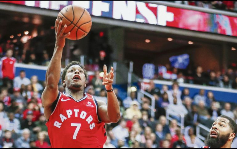 Kyle Lowry (#7) fue el líder anotador de los Raptors al aportar 28 puntos ayer contra Washington. EFE