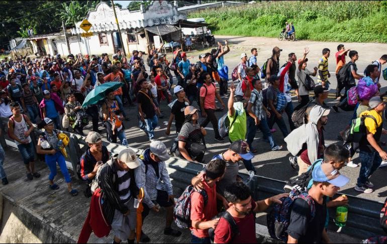 Los miles de migrantes iniciaron este domingo su caminata hacia la frontera norte. AFP / J. Ordoñez