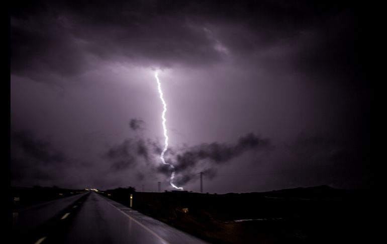 Un relámpago cae en la población española de Campillos,  donde se registran fuertes lluvias e inundaciones. AP/J. Fergo