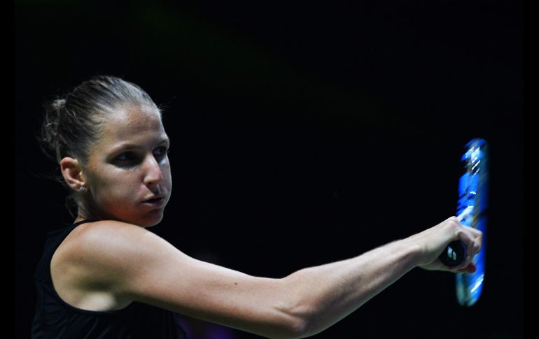 La checa Karolina Pliskova juega en la primera jornada de la fase de todas contra todas de la Final de la WTA en Singapur. Pliskova derrotó a la danesa Caroline Wozniacki, defensora del título. AFP/R. Rahman