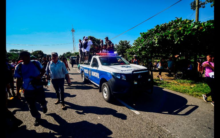Un vehículo de la policía municipal traslada a integrantes de organizaciones de derechos humanos.