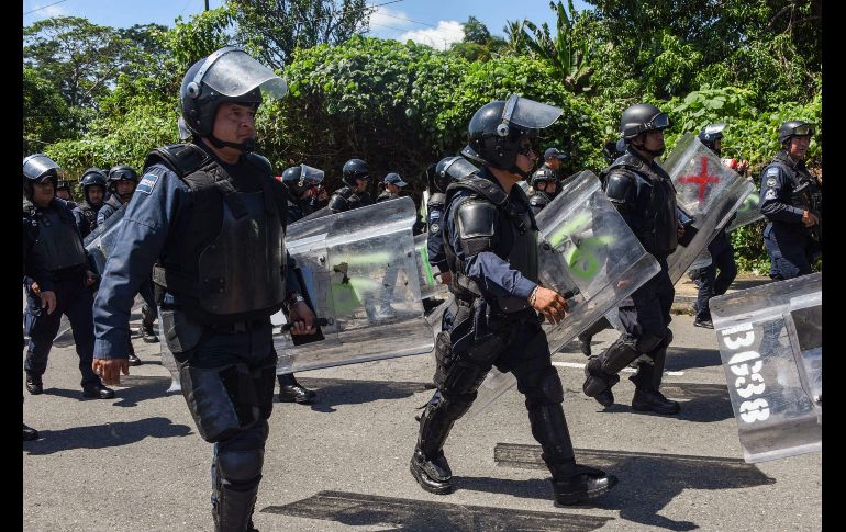 Policías federales custodian la caravana.