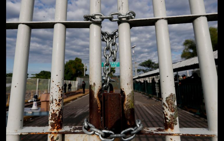 La puerta de ingreso a la frontera con México se mantiene con candado, mientras cientos de migrantes hondureños siguen esperando sobre el puente entre Tecún Umán, Guatemala, y Ciudad Hidalgo.