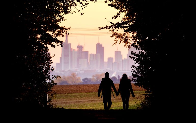 Una pareja camina por un bosque cerca de Fráncfort, Alemania. AP/M. Probst