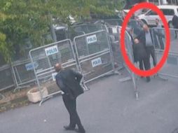 Imagen de un video que muestra al periodista Jamal Khashoggi en el ingreso al camino que conduce al consulado de Arabia Saudita en Estambul. AP