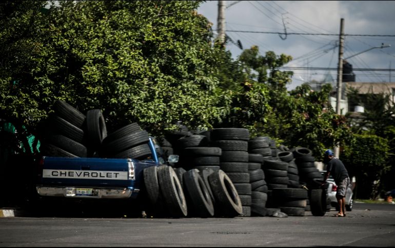 En algunos casos, las llantas en la vía pública obstruyen las banquetas e invaden las calles. EL INFORMADOR/F. Atilano