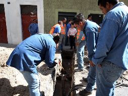 Aunque algunos se resisten, en Zapopan esperan la conexión de sus viviendas con la red del SIAPA. EL INFORMADOR/Archivo