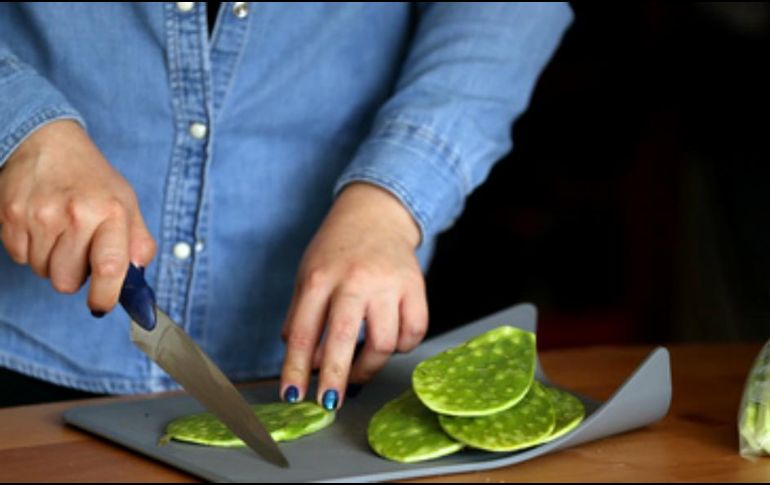 La especialista agregó que el nopal contiene fibras dietéticas solubles e insolubles, por lo que ayuda al colon. ESPECIAL / gob.mx