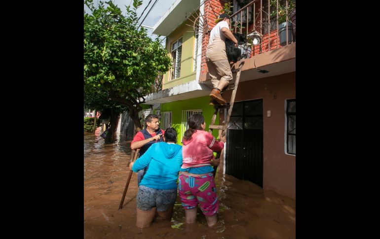 Una familia evacua su domicilio.