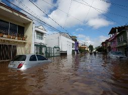 Las inundaciones dejan varios vehículos varados y afectaciones en un número aún indeterminado de viviendas. TWITTER / @pcmichoacan