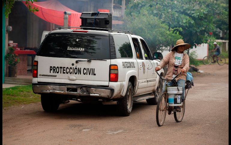Personal de Protección Civil recorre la población de Teacapan, Sinaloa. Se espera que el huracán toque tierra el martes en el sur de Sinaloa, cerca de Escuinapa.