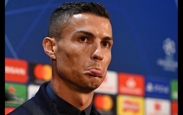 Cristiano Ronaldo, delantero portugués de la Juventus, participa en una rueda de prensa en Manchester, Reino Unido, en la víspera de su encuentro ante el Manchester United de la Liga de Campeones de la UEFA. AFP/O. Scarff