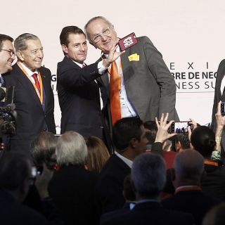 Peña Nieto se toma foto con celular que tiene logo de AMLO