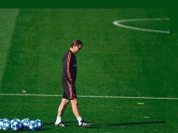 Cabizbajo y pensativo, así lució el técnico del Real Madrid en la práctica del campeón de la Champions. AFP