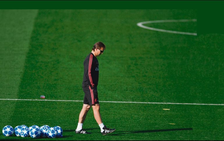 Cabizbajo y pensativo, así lució el técnico del Real Madrid en la práctica del campeón de la Champions. AFP