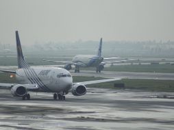 La terminal aérea informa a los usuarios que para cualquier duda sobre los vuelos podían comunicarse con la aerolínea correspondiente. EFE / ARCHIVO