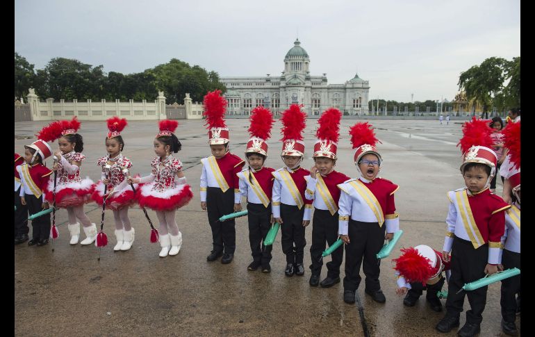 Niños se reúnen para una ceremonia en memoria del fallecido rey Chulalongkorn en Bangkok, Tailandia. Chulalongkorn murió un 23 de octubre de 1910 tras gobernar por 42 años. AFP/R. Gacad