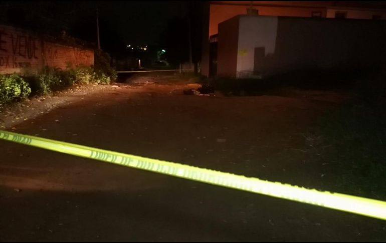 En El Salto encontraron a un hombre de unos 25 años de edad envuelto en bolsas de plástico, poco después de la medianoche. ESPECIAL