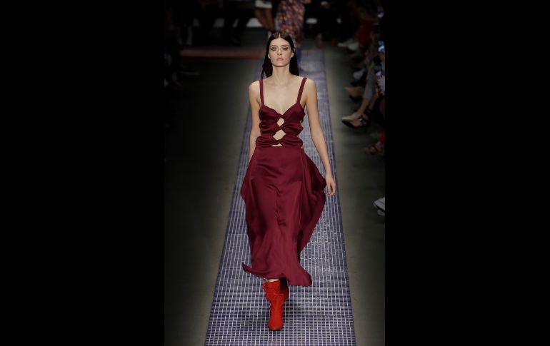 Una modelo presenta una creación de la firma Reinaldo Lourenço durante un desfile de la Semana de la Moda en Sao Paulo, Brasil. AP/A. Penner