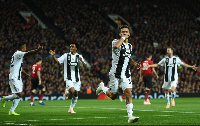 Paulo Dybala celebra su gol con sus compañeros de equipo. AFP/O. Scarff