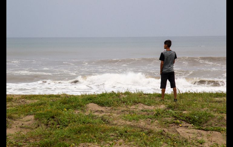Algunos pobladores de Rosario, en la comunidad de Teodoro Beltrán, no quisieron evacuar por temor a robos. Ahora monitorean el mar para que, de ser necesario, dar el aviso de huida