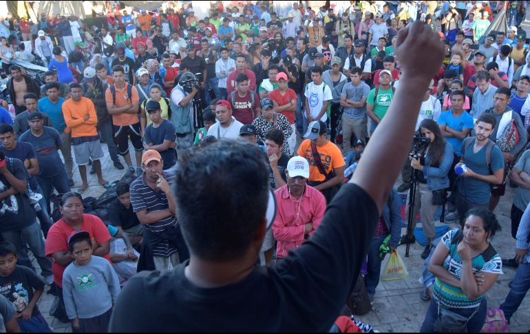Migrantes hondureños se concentran durante un periodo de descanso en Huixtla, Chiapas, en su travesía hacia Estados Unidos. EFE/R. Pardo