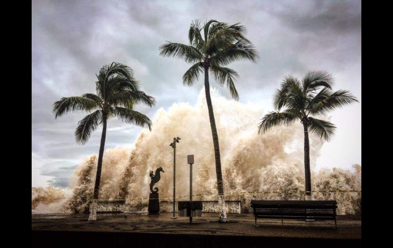 Fuerte oleaje azota el malecón de Puerto Vallarta. ESPECIAL/Edgar Garnica