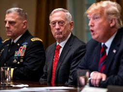 El secretario de Defensa, James Mattis (c), escucha a Donald Trump (d) mientras ofrece declaraciones a los medios antes de una reunión con altos mandos militares. EFE/J. Lo Scalzo