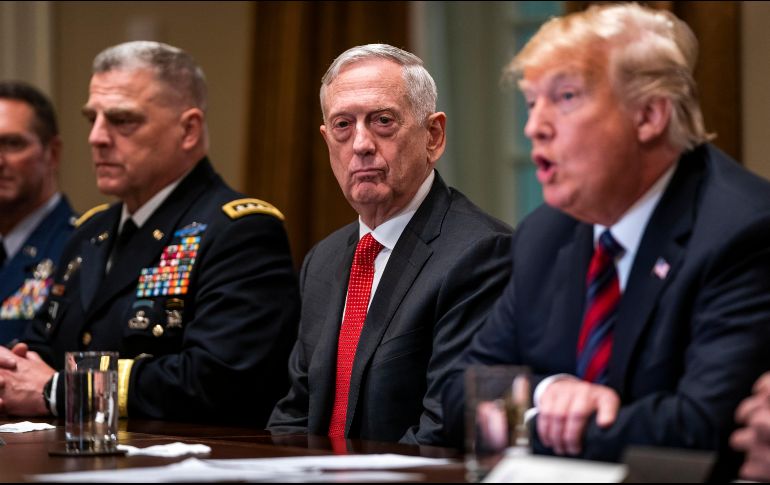 El secretario de Defensa, James Mattis (c), escucha a Donald Trump (d) mientras ofrece declaraciones a los medios antes de una reunión con altos mandos militares. EFE/J. Lo Scalzo