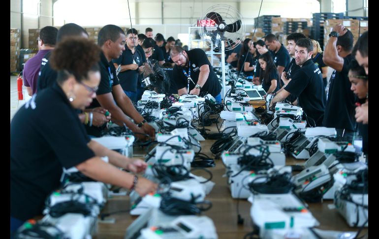 Cerca de 200 personas participan durante el proceso de preparación de las urnas electrónica para la segunda vuelta de las elecciones presidenciales, en el Tribunal Regional Electoral en Brasilia, Brasil. EFE/ J. Alves