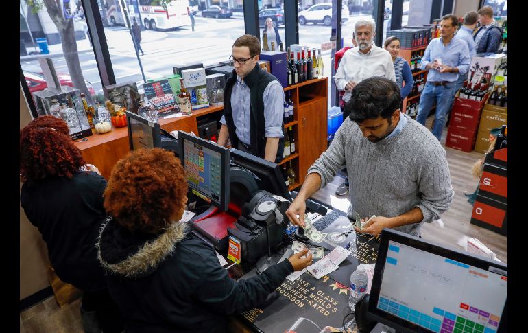 Ciudadanos compran boletos de lotería en Washington, Estados Unidos. El premio acumulado de la lotería Mega Millions alcanzó hoy la cifra récord de mil 600 millones de dólares a escasas horas para que se celebre el sorteo, informó la organización. EFE/E. Lesser