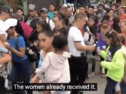 De acuerdo con Luis Assardo, periodista local, dos personas repartieron billetes de entre 50 y 100 quetzales, (entre 7 y 13 dólares). TWITTER / @RepMattGaetz