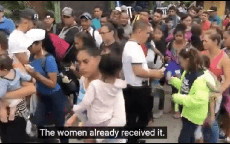 De acuerdo con Luis Assardo, periodista local, dos personas repartieron billetes de entre 50 y 100 quetzales, (entre 7 y 13 dólares). TWITTER / @RepMattGaetz