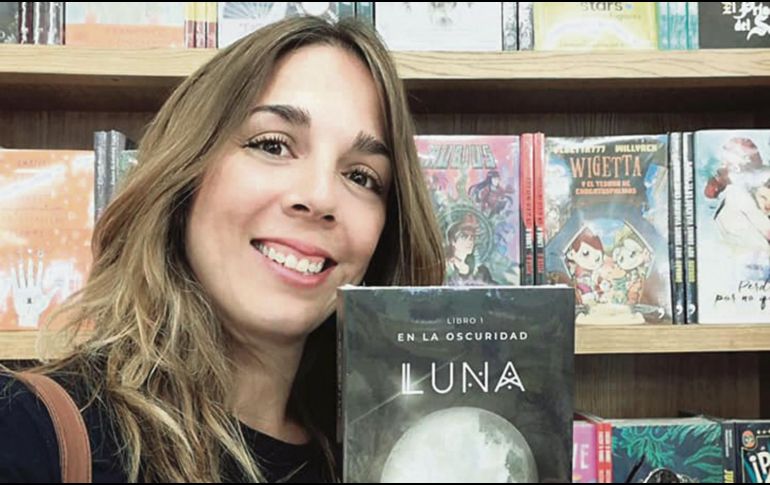 La autora tapatía es una de las consentidas entre los lectores jóvenes que la siguen desde sus primeros trabajos. FACEBOOK  / ANA COELLO